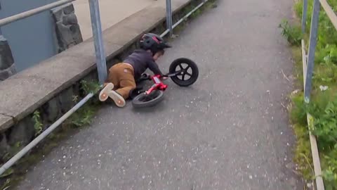 My Toddlers Downhill Bike ride without training wheels (2 1/2 years)