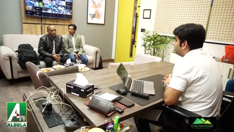 Goga Pasroori arrives at the visa office and discusses with Saleem Albela Funny