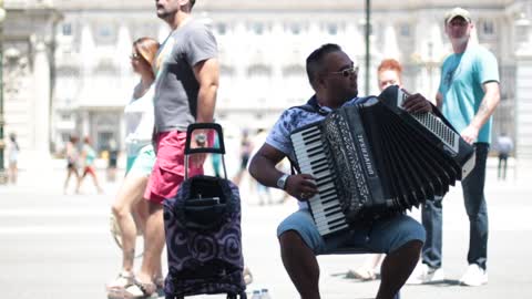 Play accordion in paris