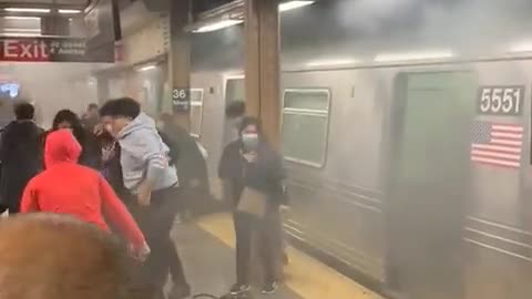 Vídeo mostra passageiros feridos tentando sair de metrô em Nova York após tiroteio