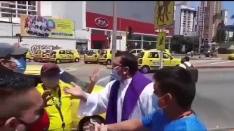 Sacerdote se enfrentó a taxistas que bloquearon la 27 y no permitían el paso de una ambulancia