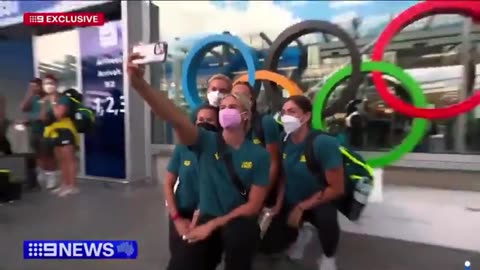 AUSTRALIAN SWIM TEAM MASKING UP IN PARIS.mp4