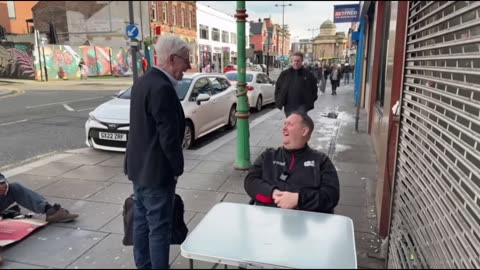 "Rate My Takeaway" sitter på en kebab restaurang och beställer en kebab