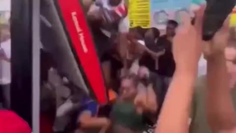 Bus Shelter SMASHES! Twerking at Notting Hill Carnival 2024