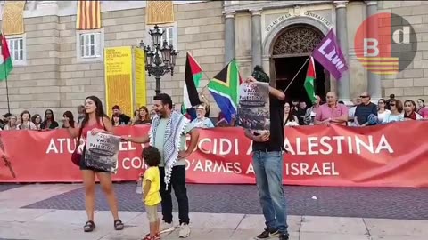 Concentración en la plaza de Sant Jaume para reclamar el fin del genocidio en Palestina