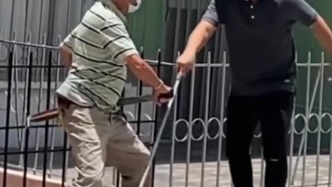 Abuelito listo para defenderse😂