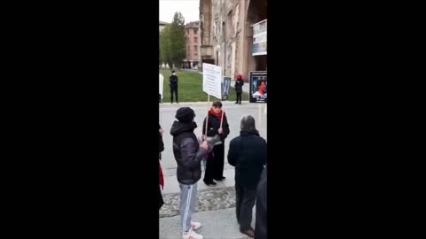 Parma: manifestazione di protesta con le foto delle vittime del vaccino