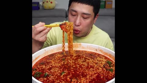 Mukbang mie pedas Korea ramen