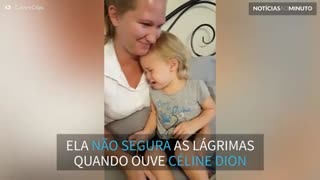 Menina não consegue ouvir Céline Dion sem chorar