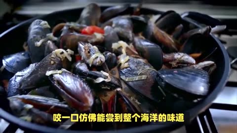 A delicious encounter with seafood and tofu: a bowl of fresh and fragrant clams and tofu casserole