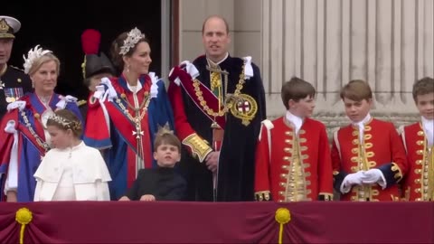 .King Charles and the Royal Family watch the Red Arrows fly over Buckingham Palace - BBC News