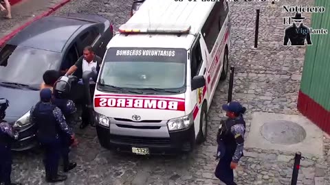 Hombre escapa de una ambulancia y corre por las calles de la Antigua