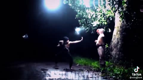 Pranks !!! so pocong scare the people