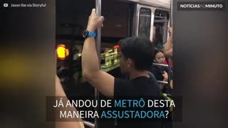 Pânico no metrô: portas não fecham ao sair da estação!