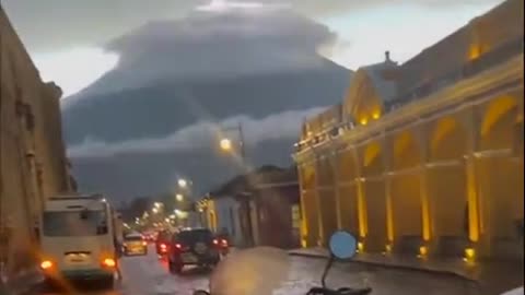 Spectacular footage of upward lightning on Volcán de Agua in Guatemala.