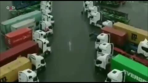 BREAKING : Italian Truckers Blocking Highways In Protest Over Green Passports & Tyrannical Mandates