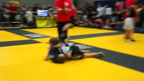 Girl Fights Boy, jiu jitsu, grappling