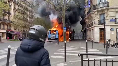 Danas se u Parizu zapalio električni autobus.