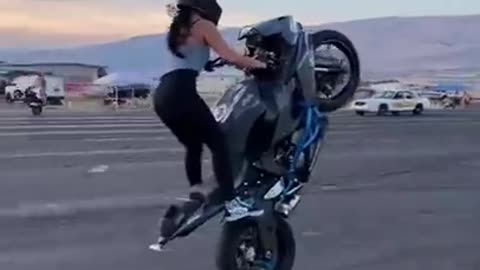 Bike stunt girl😍