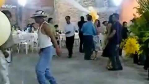 Borrachos bailando al rayo del sol