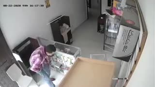 Video: En cámara quedó registrado el hurto de un celular en el barrio La Joya de Bucaramanga