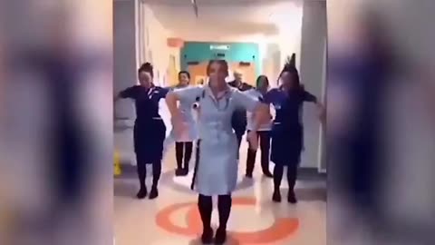 COVID 19 - Sanitarios y TENS bailan y celebran en pleno confinamiento pandémico en hospitales vacíos