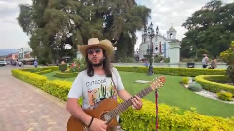 In giro per un parco in Messico sorpendendo i passanti cantando Celentano