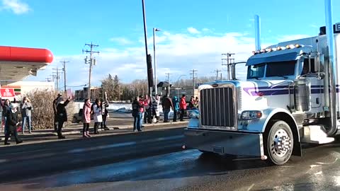 🇨🇦 Go Canada 👏👏👏 Part of the trucker convoy to Ottawa that took OVER AN HOUR to pass through Okotoks today!