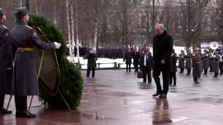 Putin lays wreath to honor armed forces