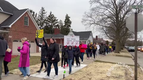 Protest in USA to stop the installation of a 5G tower in a school