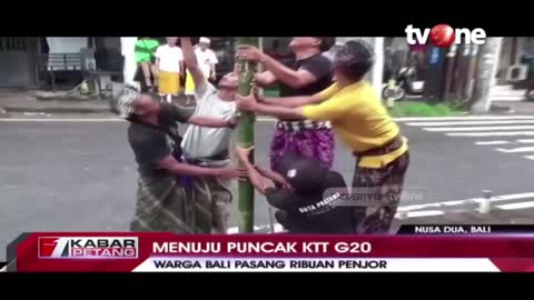 Menuju Puncak KTT G20, Warga Bali Kompak Pasang Ribuan Penjor _ Kabar Petang tvOne_1