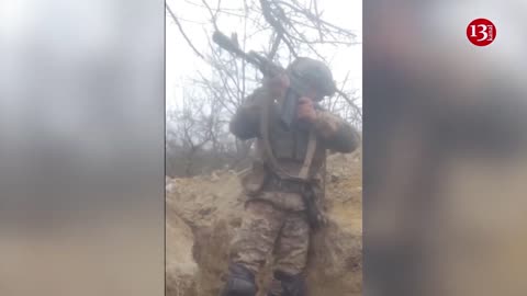 Ukrainian soldier fighting against Russians in the trench alone – combat footage