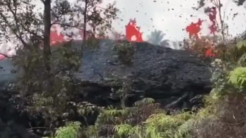 An earthquake has hit the southern part of the island, as the Kilauea volcano erupted