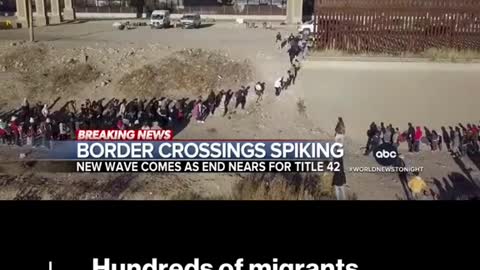 Hundreds of migrants cross Rio Grande at USMexico border