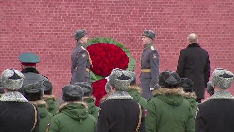 Putin lays wreath to honor armed forces