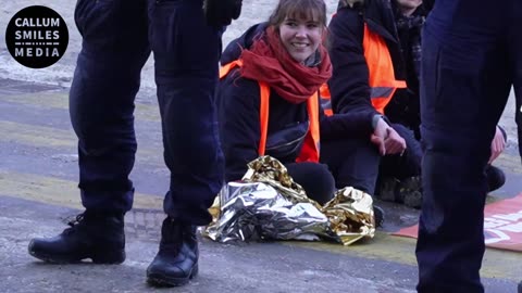 WEF Davos 2024 | Climate protesters glue their hands to the floor