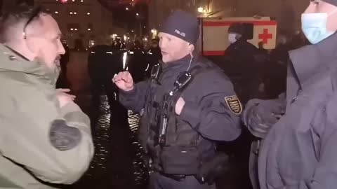 Sächsischer Polizist bezeichnet Maßnahmenkritiker als indirekte Mörder!