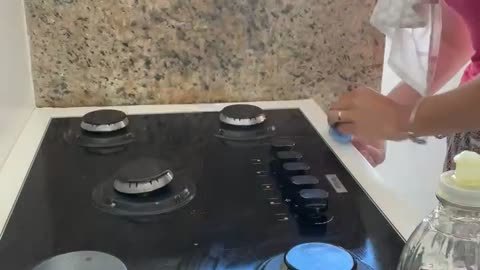 Cleaning the cooktop