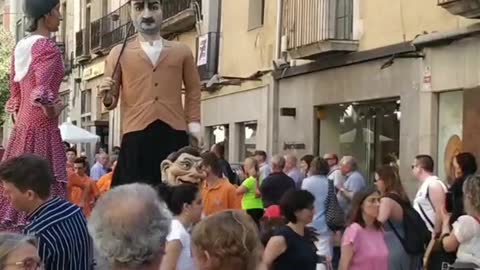 Gerona celebra su «Mercadal» 2019 con protagonistas que lucen trajes de sevillana