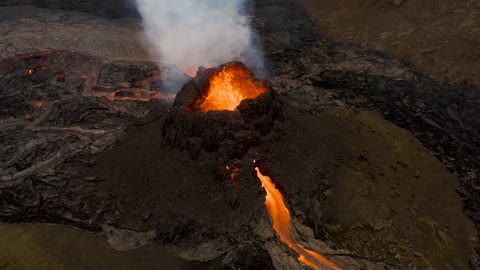 Watch the volcano, a scene that inspires fear and contemplation