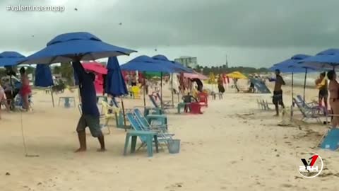 VENTANIA ASSUSTA BANHISTAS E DESPRENDE COBERTURA DE LOJA NA ORLA DE JOÃO PESSOA