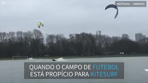 Kitesurfers se divertem em campo de futebol inundado na França