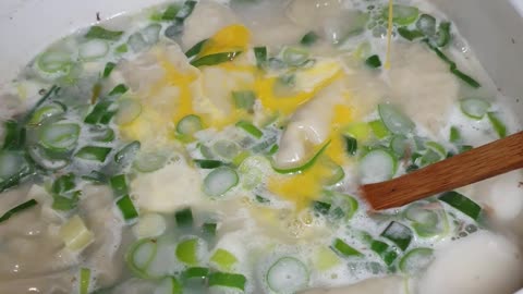 Add egg to Seollal rice cake soup