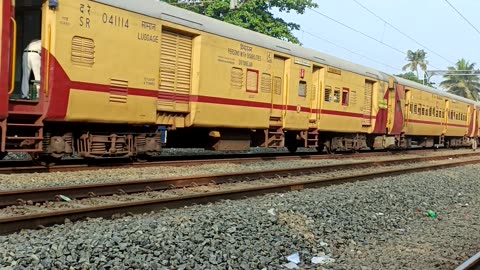 There is so much dirt in the train, there is a lot of water in the track, water in India.