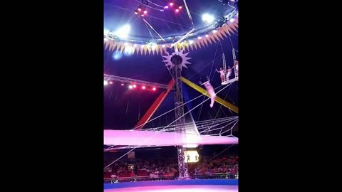 Brutal fall of a Chilean trapeze artist in a Chinese Circus