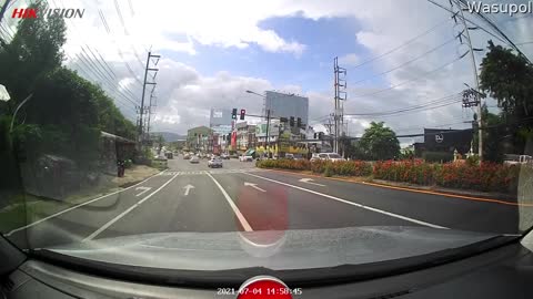 Good Samaritan Stops Traffic to Save Seriously Lucky Kitten