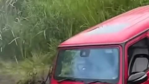 Not long after the transportation was completed, the car was planted in the mud to repair the car.