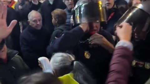 Spanish grandmother defends the statue of the Madonna with all her strength