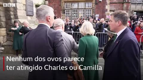 Manifestante atira ovos contra rei Charles