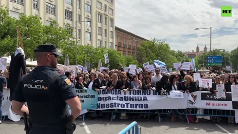 ‘We are not slaves’ Lawyers protest in Madrid